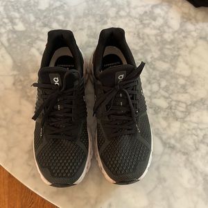 On cloud women’s shoes size 9 worn only a few times